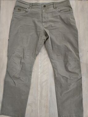Kuhl Men's Cargo Pants in Khaki